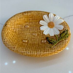 Vintage 1970’s Ceramic “Burlap & Daisies” Soap Dish